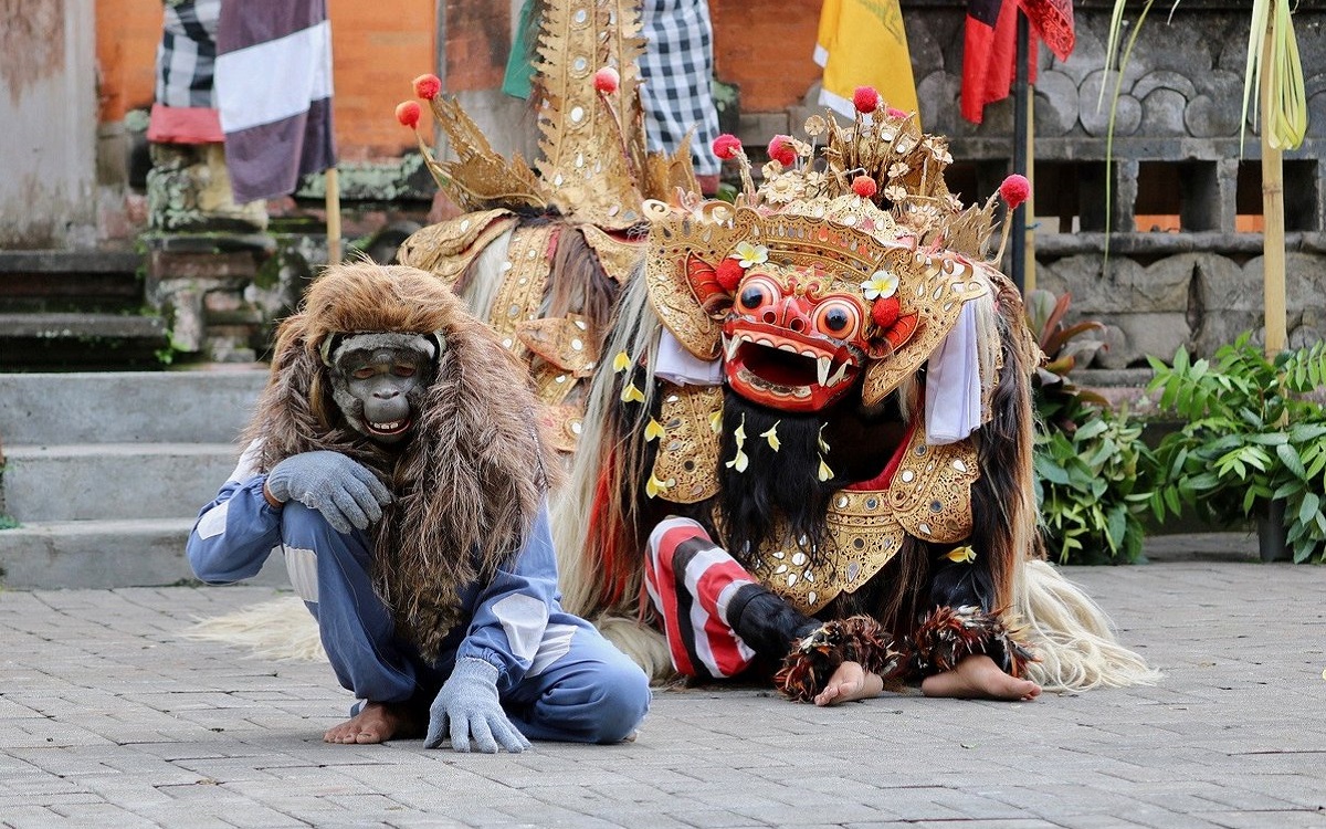 https://kidspace.s3.ap-southeast-1.amazonaws.com/blogs/8-unforgettable-experiences-for-kids-in-bali/inner_images/barong.jpg