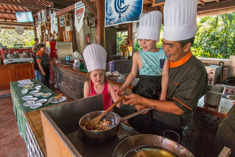 https://kidspace.s3.ap-southeast-1.amazonaws.com/blogs/8-unforgettable-experiences-for-kids-in-bali/inner_images/cooking.jpg